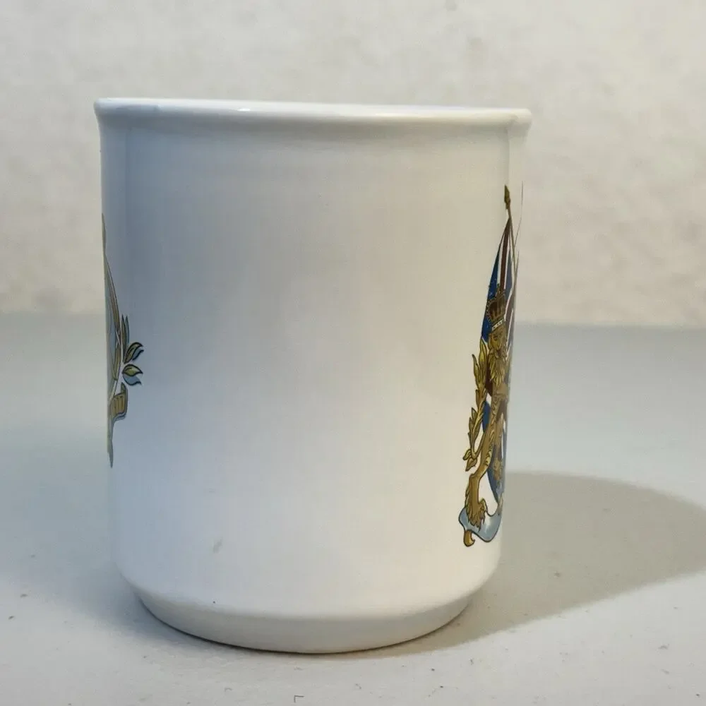 VTGQueen Elizabeth II Bone China Mug To Commemorate The Silver Jubilee 1952-1977